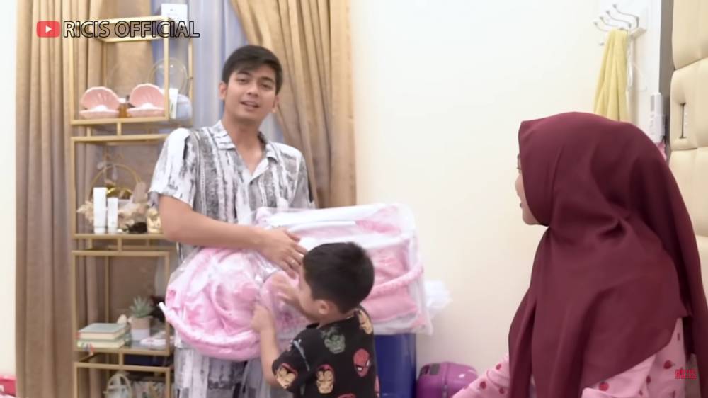 potret baby R dapat kado (dok.YouTube/ Ricis Official)
