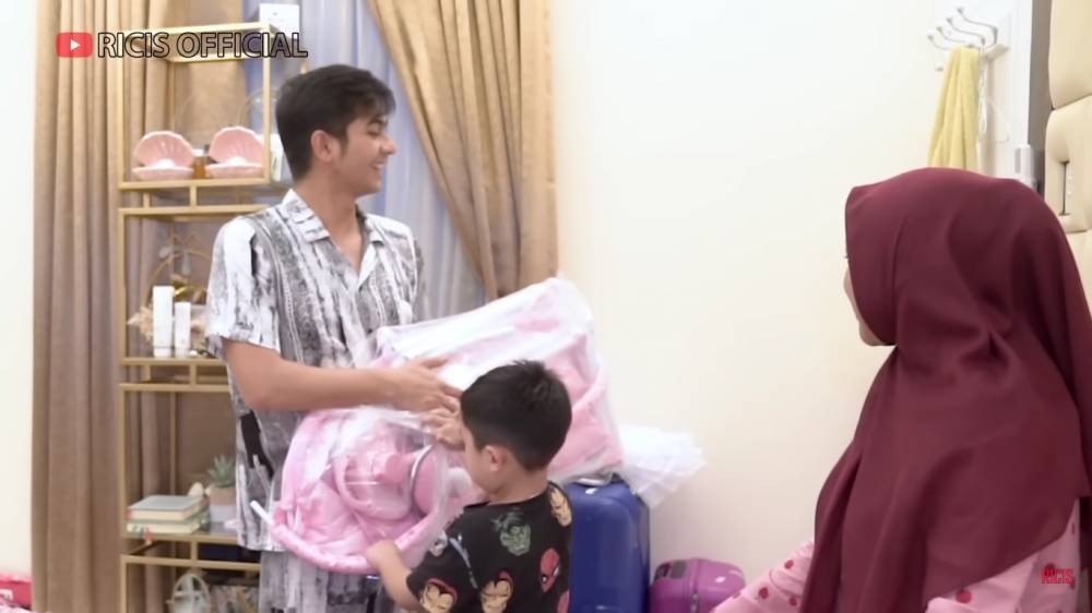 potret baby R dapat kado (dok.YouTube/ Ricis Official)