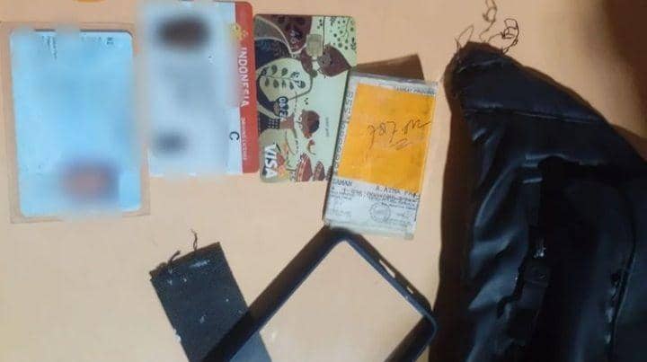 Tas dan barang korban lainnya yang senpat ditemukan di dalam tong sampah SPBU di Samarinda (dok. Istimewa)