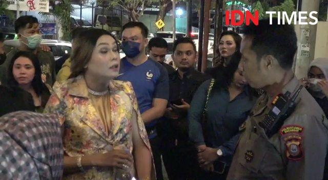 Kapolsek Makassar, AKP Andi Aris saat berbicara dengan seorang transpuan saat proses pembubaran, Senin malam (1/8/2022). Dahrul Amri/IDN Times Sulsel