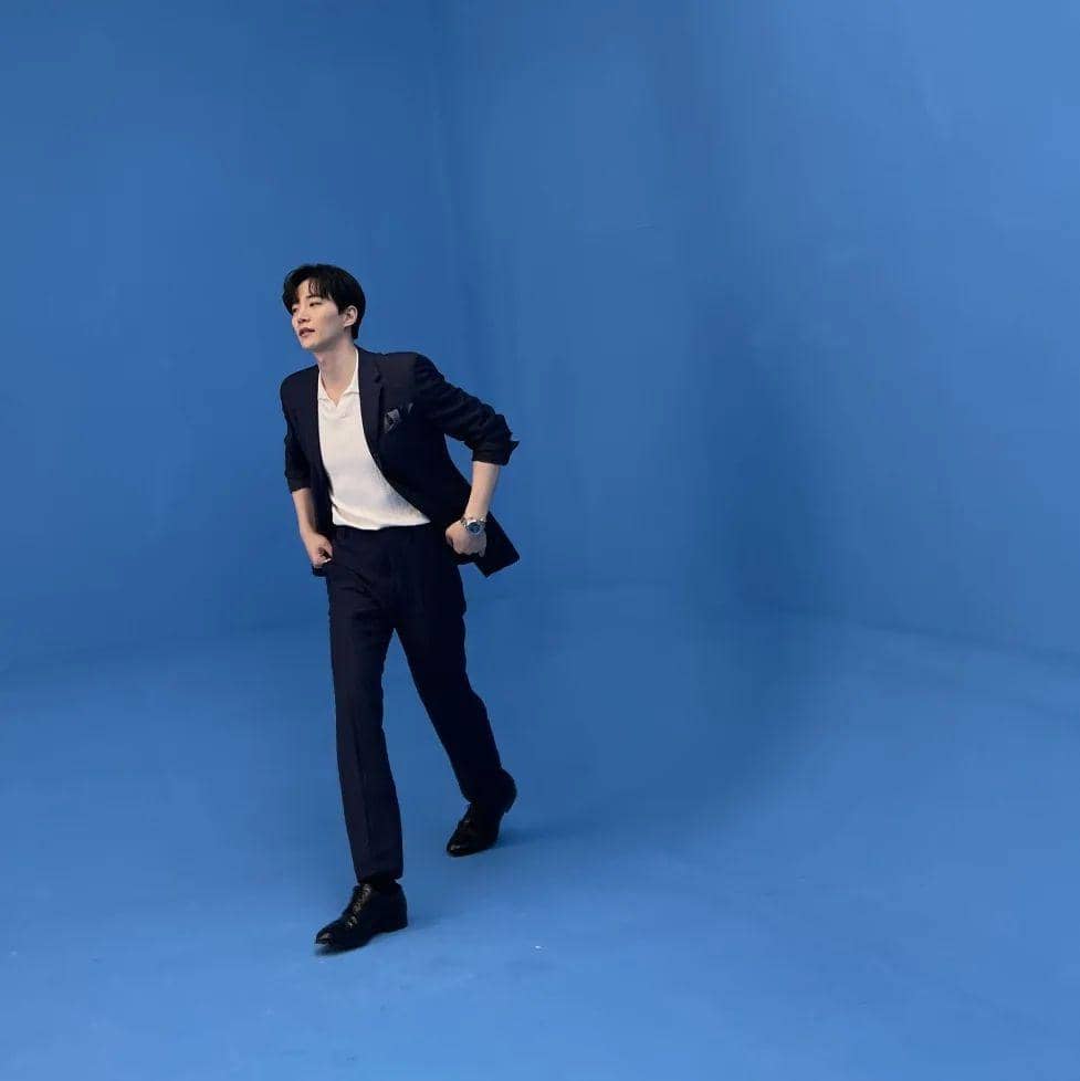 outfit hitam putih ala Lee Jun Ho (instagram.com/le2jh)