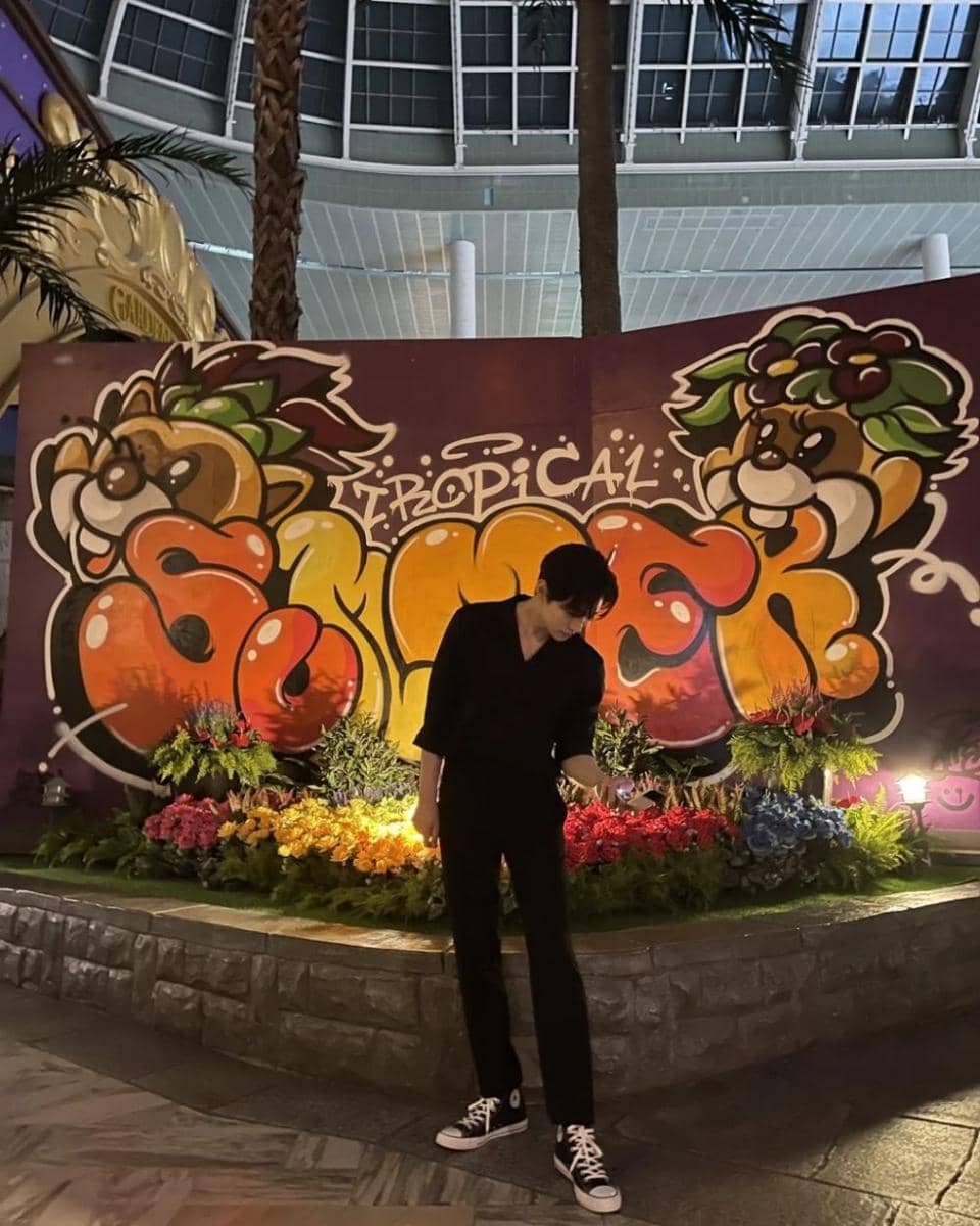 outfit hitam putih ala Lee Jun Ho (instagram.com/le2jh)