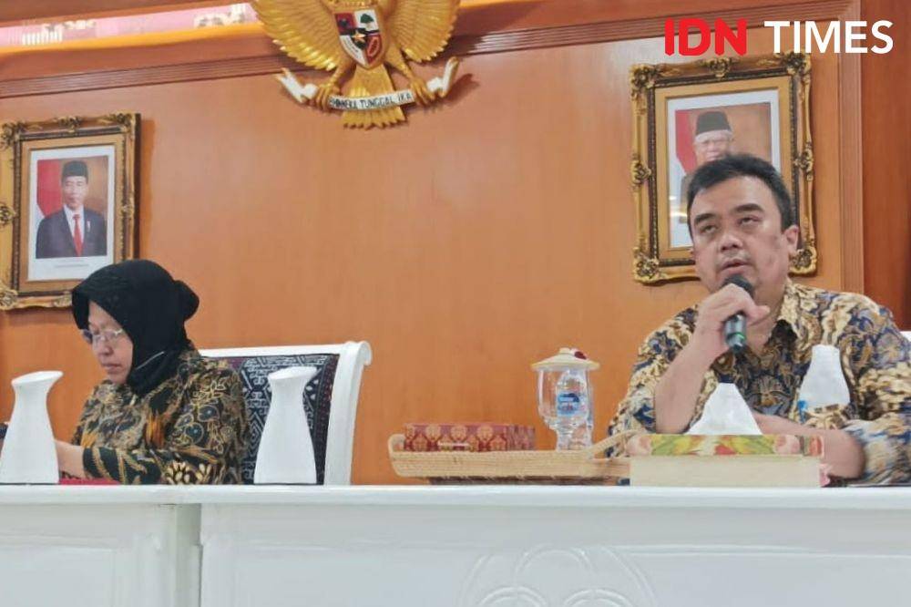 Menteri Sosial Tri Rismaharini menyampaikan hasil temuan penimbunan bansos di Depok di Gedung Kemensos, Selasa (2/8/2022). (IDN Times/Dini Suciatiningrum)