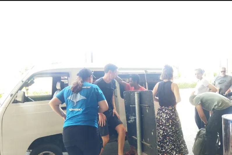 Wisatawan mancanegara memanfaatkan mobil angkutan umum (bemo) untuk mengantar mereka ke Bandara Komodo, Labuan Bajo, Manggarai Barat, NTT, Selasa (2/8/2022). (ANTARA/Fransiska Mariana Nuka)
