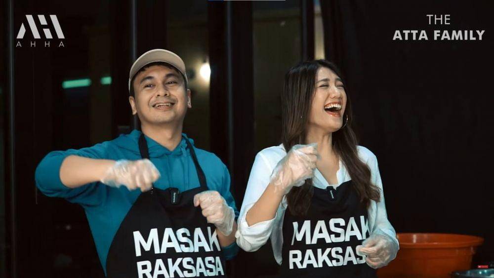 Atta Halilintar, Aurel Hermansyah, Raditya Dika, dan Anissa Azia masak udang (YouTube.com/AH/)