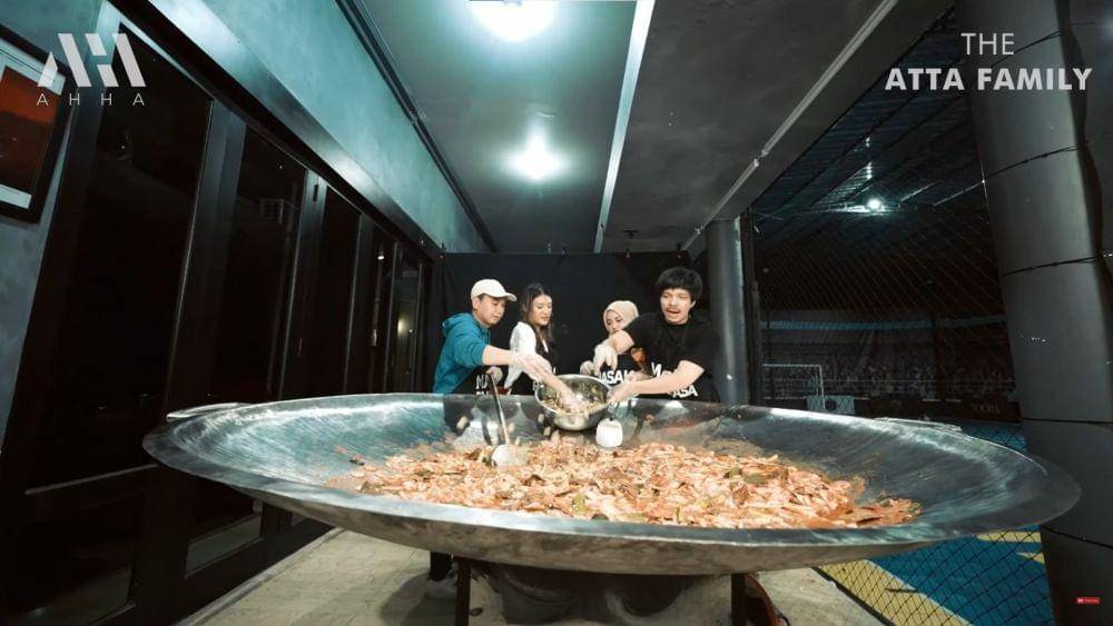 Atta Halilintar, Aurel Hermansyah, Raditya Dika, dan Anissa Azia masak udang (YouTube.com/AH/)