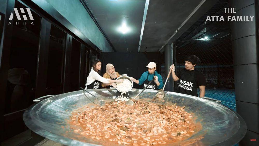 Atta Halilintar, Aurel Hermansyah, Raditya Dika, dan Anissa Azia masak udang (YouTube.com/AH/)