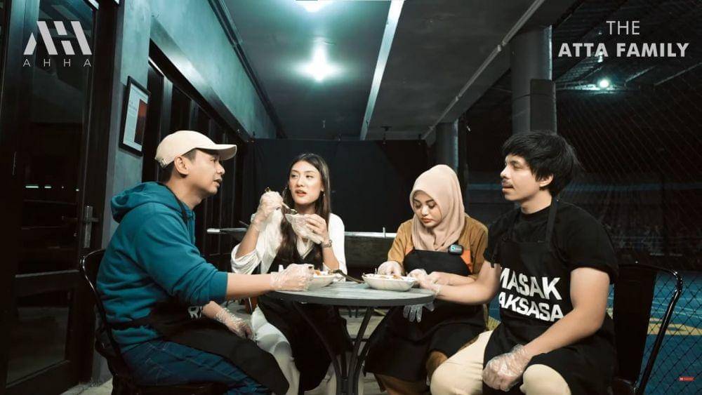Atta Halilintar, Aurel Hermansyah, Raditya Dika, dan Anissa Azia masak udang (YouTube.com/AH/)