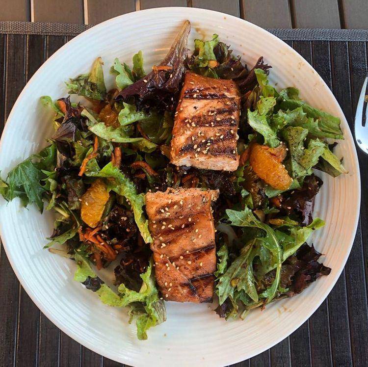 ilustrasi salmon salad (instagram.com/judehalabii)