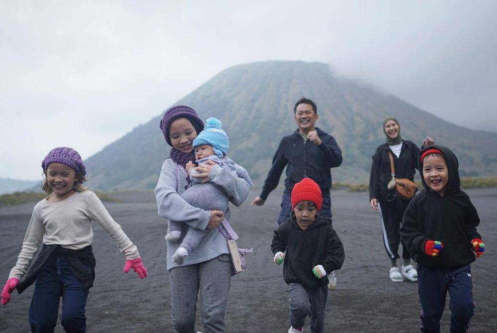 Zaskia dan keluarga berlibur di Bromo (instagram.com/zaskiaadyamecca)