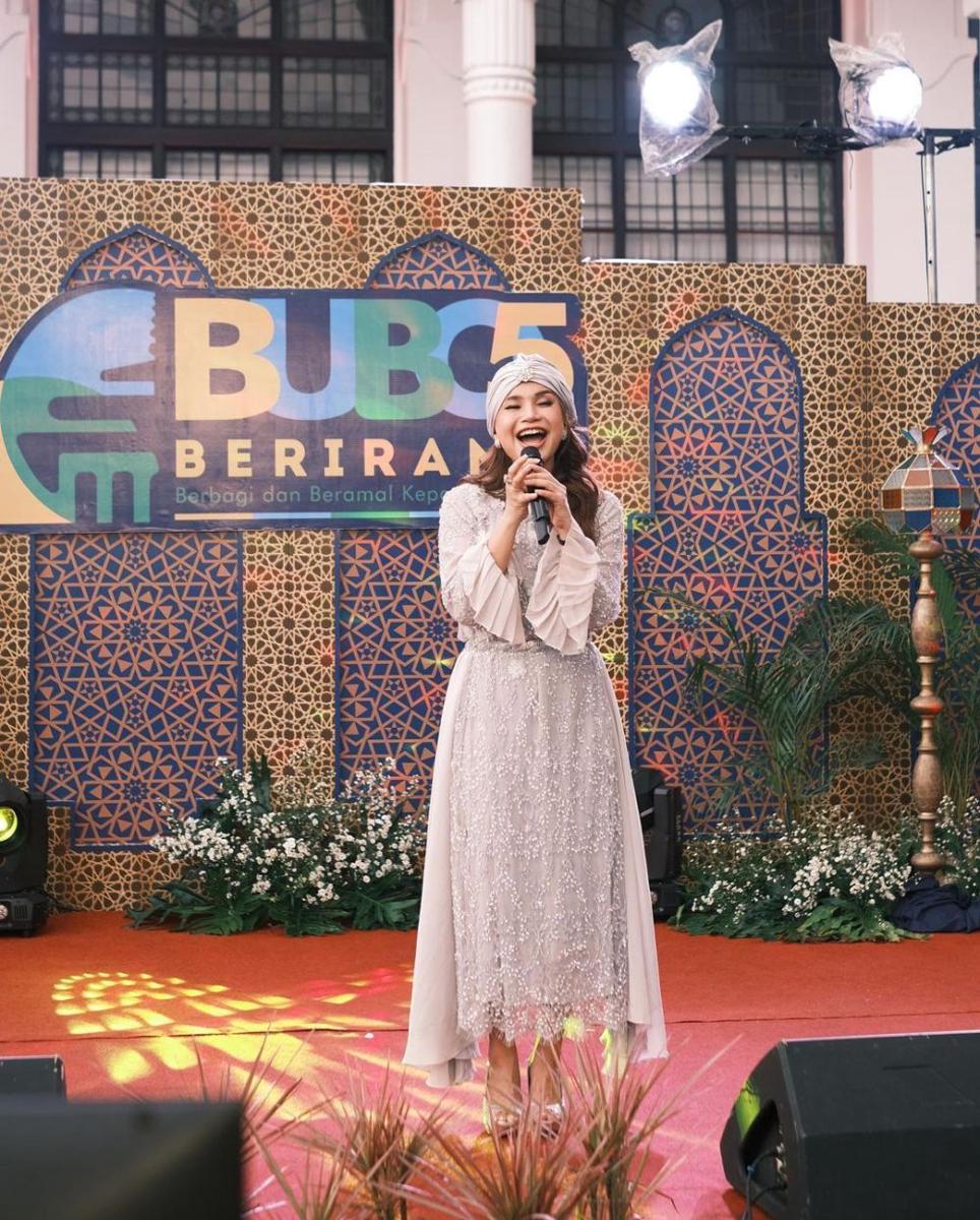 Midi dress dengan turban ala Rossa (instagram.com/itsrossa910)