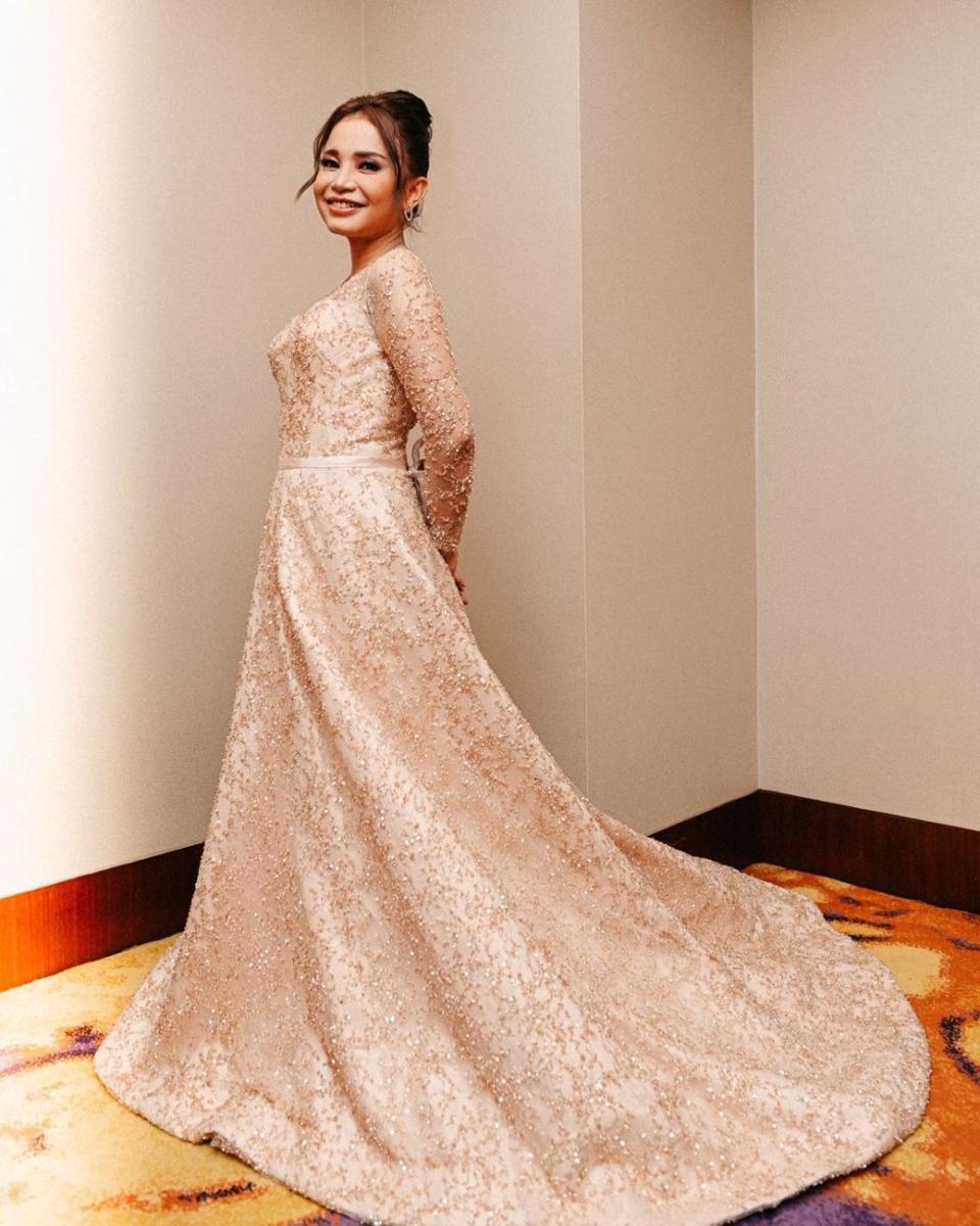 Dress gold ekor panjang ala Rossa (instagram.com/itsrossa910)