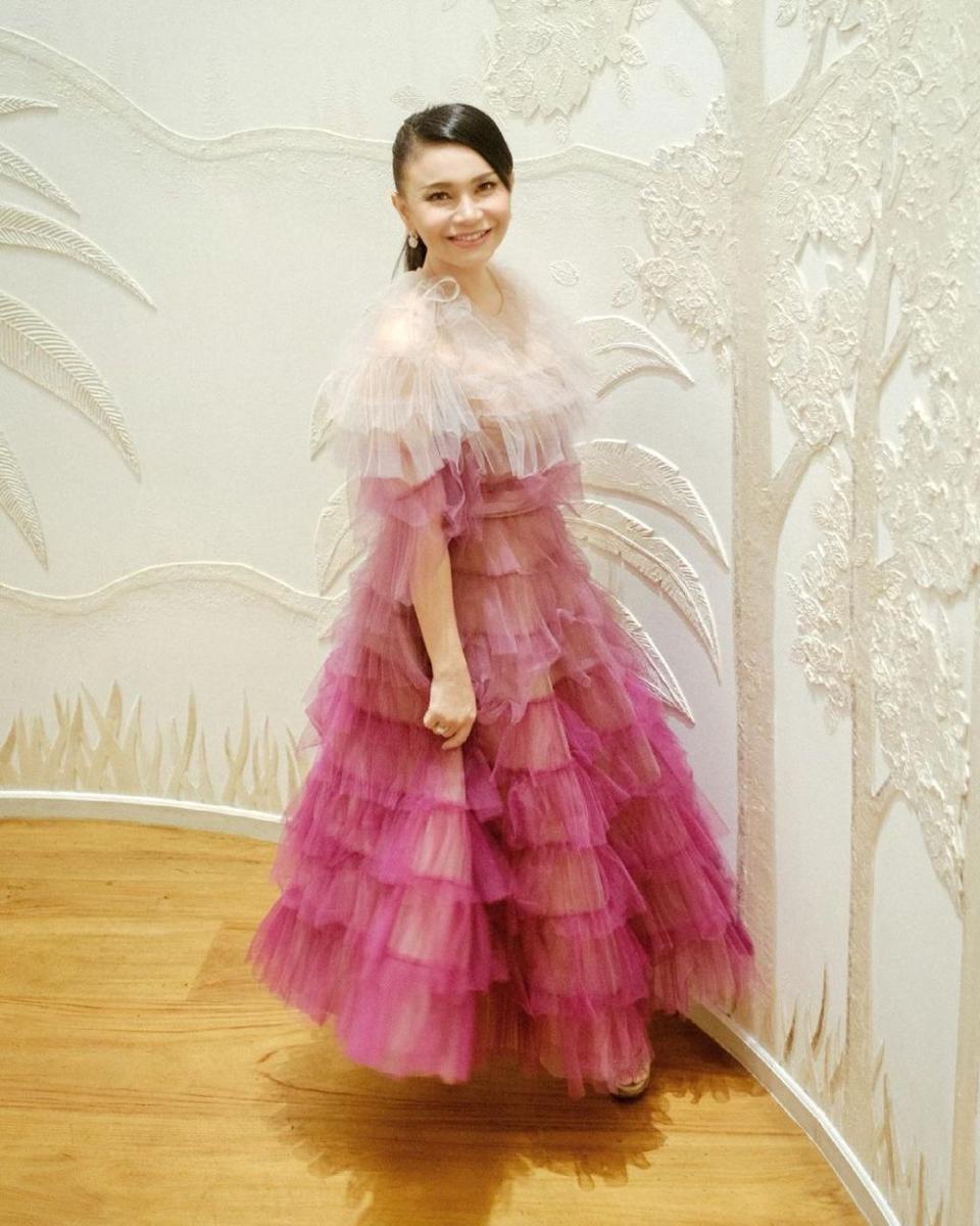 Dress ruffle berwarna pink ala Rossa (instagram.com/itsrossa910)