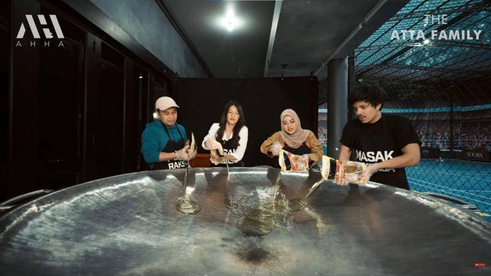 Atta Halilintar, Aurel Hermansyah, Raditya Dika, dan Anissa Azia masak udang (YouTube.com/AH/)