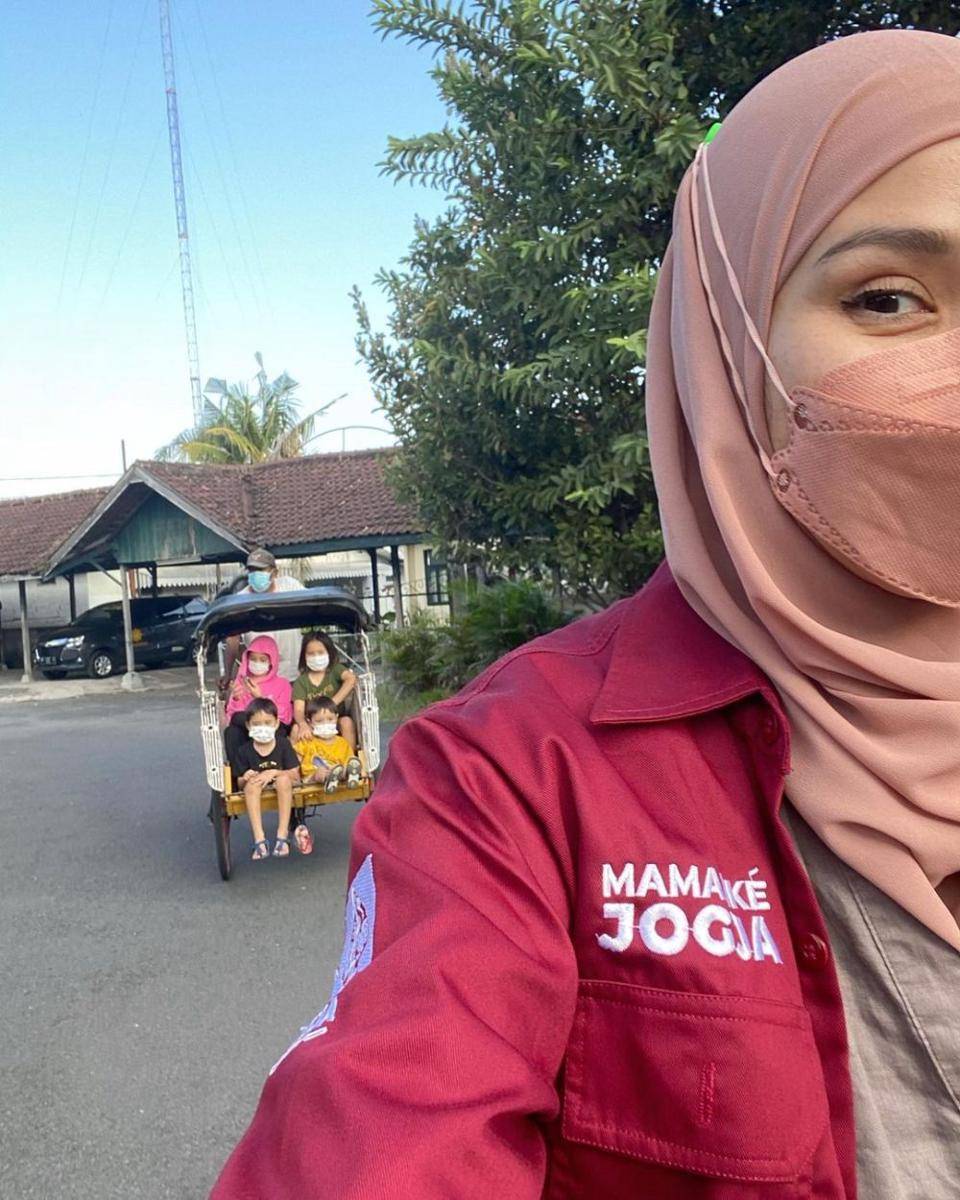 Putra - putri Zaskia naik becak (instagram.com/zaskiaadyamecca)