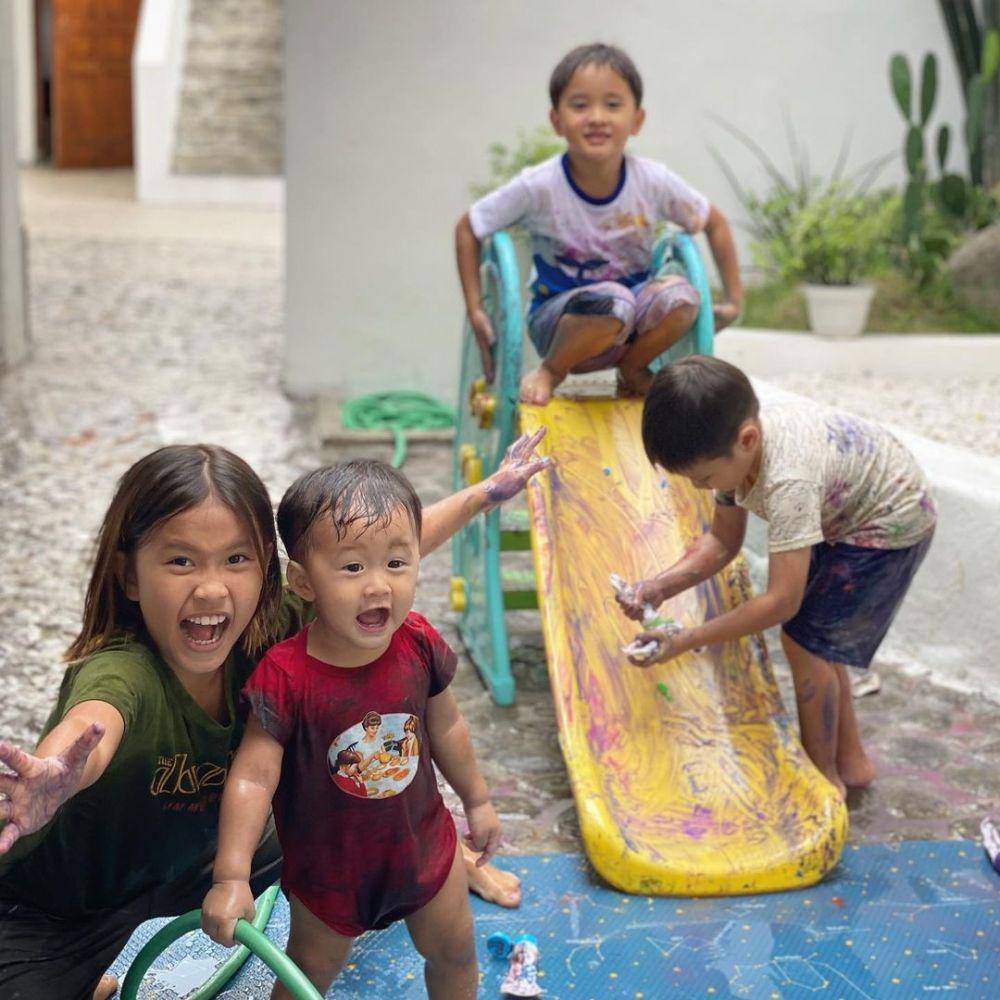 "melukis" di depan rumah ala anak Zaskia (instagram.com/zaskiaadyamecca)