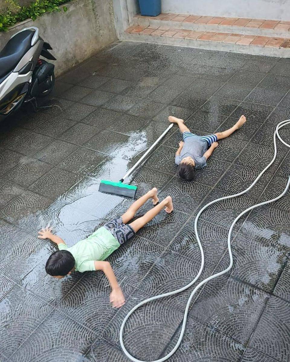 Bermain air di halaman rumah (instagram.com/zaskiaadyamecca)