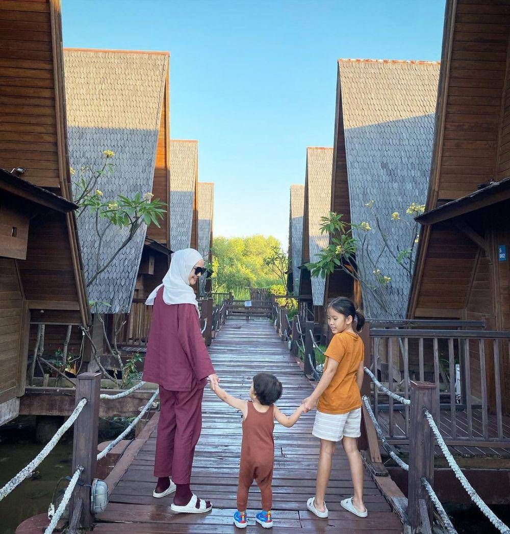 Zaskia dan anaknya di Cirebon (instagram.com/zaskiaadyamecca)