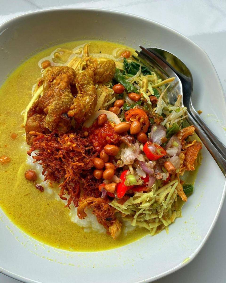 bubur ayam khas Bali (instagram.com/warungkayumanisbali)