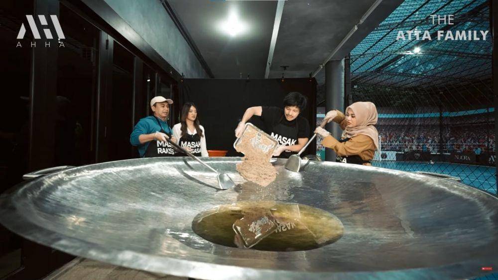 Atta Halilintar, Aurel Hermansyah, Raditya Dika, dan Anissa Azia masak udang (YouTube.com/AH/)