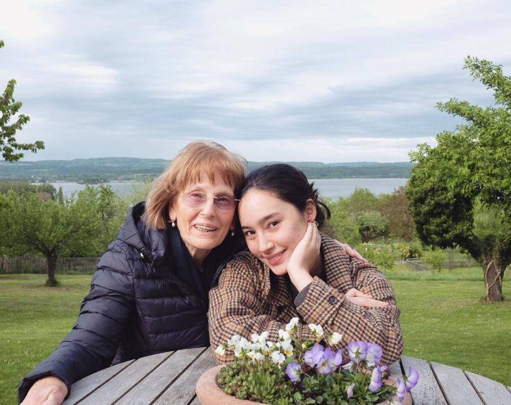 Tatjana Saphira dan nenek (instagram.com/tatjanasaphira)
