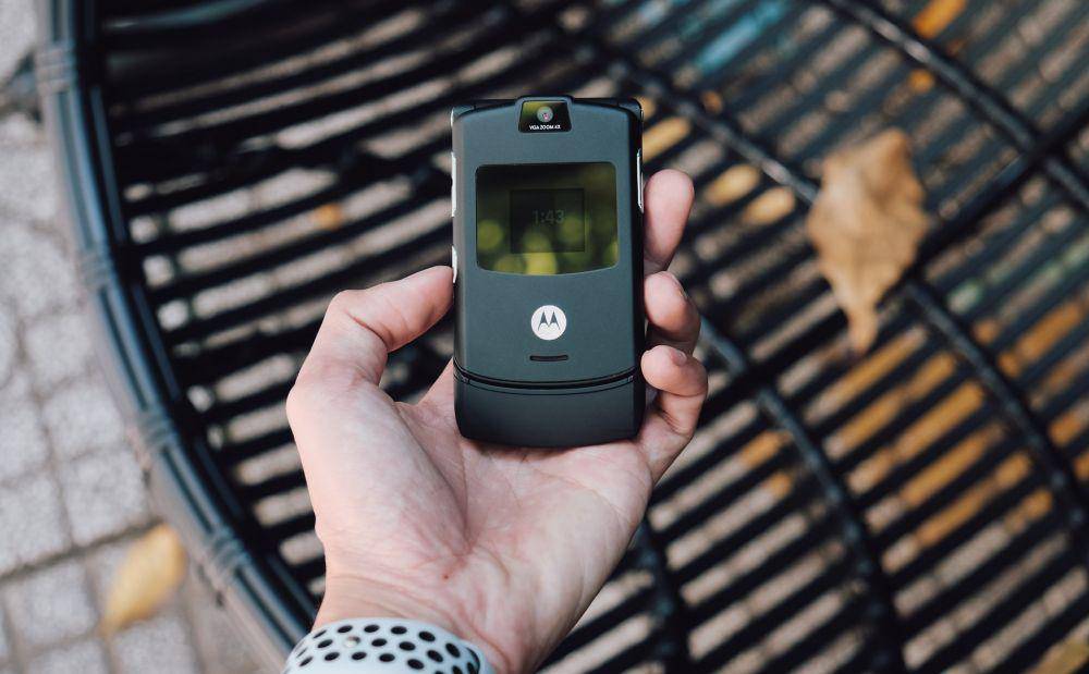 Motorola Razr V3 (unsplash.com/Thai Nguyen)