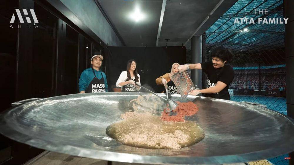 Atta Halilintar, Aurel Hermansyah, Raditya Dika, dan Anissa Azia masak udang (YouTube.com/AH/)