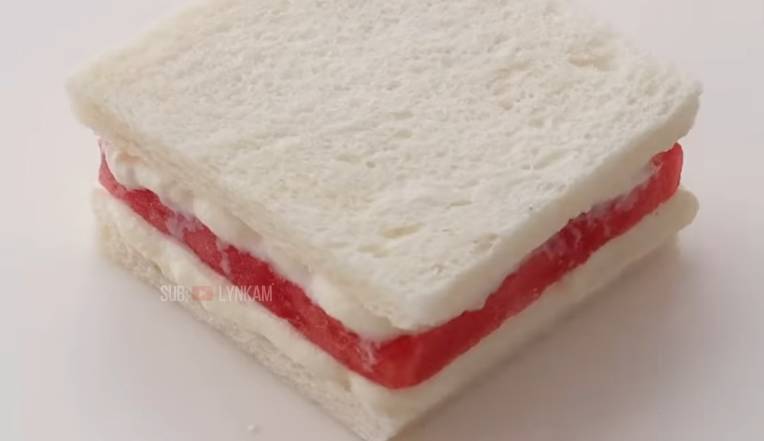 potret sandwich semangka (Dok. Youtube/Lynkam)