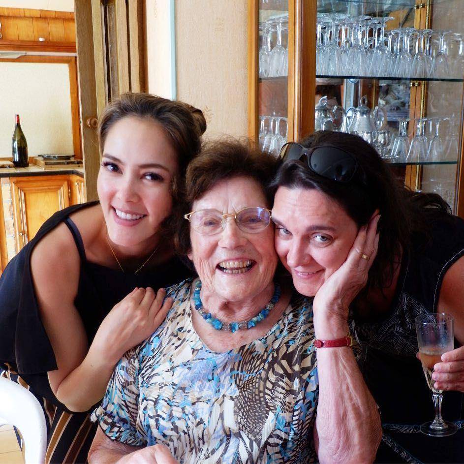 Cathy Sharon dan nenek (instagram.com/cathysharon)