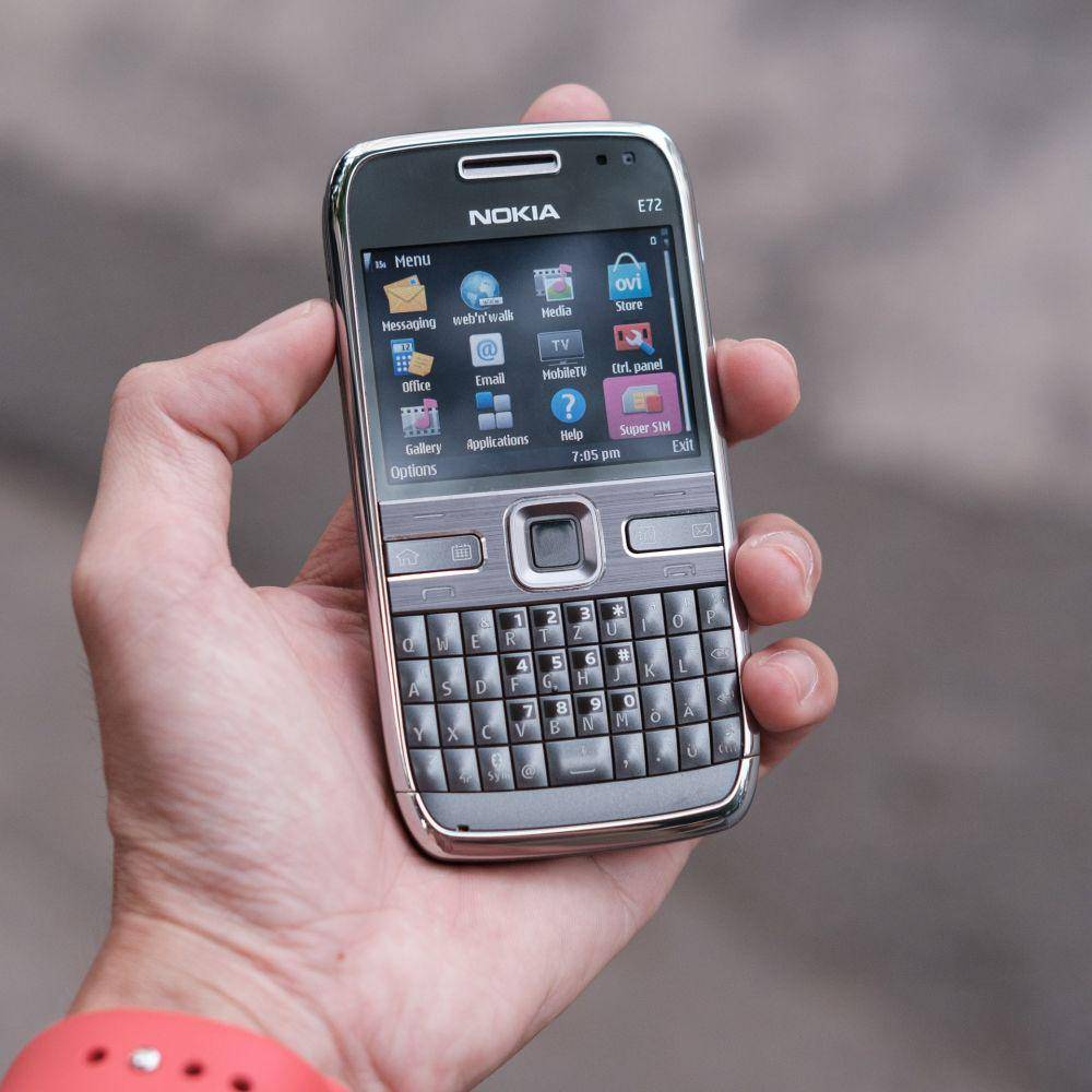 Nokia E72 (unsplash.com/Thai Nguyen)