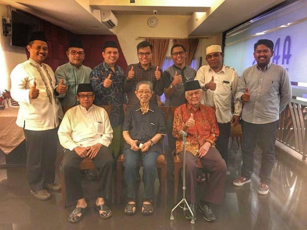 Mantan Wali Kota Imdaad Hamid bersama masyarakat. Foto Instagram Bambang_Saputra 99
