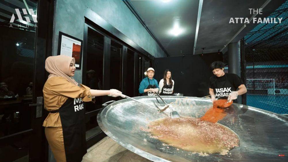Atta Halilintar, Aurel Hermansyah, Raditya Dika, dan Anissa Azia masak udang (YouTube.com/AH/)