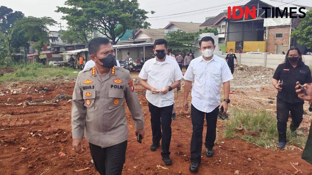 Tim Polda Metro Jaya bersama Polres Metro Depok mendatangi lokasi penemuan dugaan Banpres di lahan kosong, Kampung Serab, Kecamatan Sukmajaya, Kota Depok. (IDNTimes/Dicky)