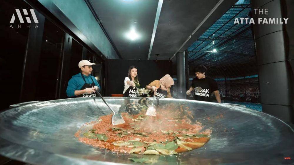 Atta Halilintar, Aurel Hermansyah, Raditya Dika, dan Anissa Azia masak udang (YouTube.com/AH/)