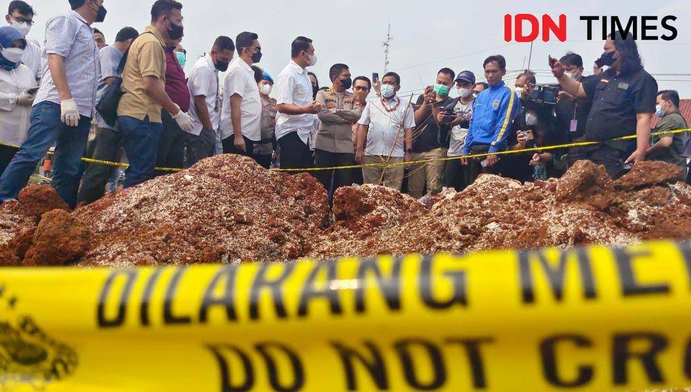 Polda Metro Jaya mendatangi lokasi penemuan dugaan Banpres di tanah kosong, Kampung Serab, Kecamatan Sukmajaya, Kota Depok. (IDNTimes/Dicky)