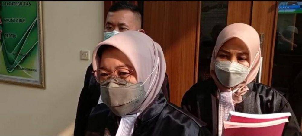 Kepala Kejari Depok, Mia Banulita mengikuti persidangan pencabulan yang dilakukan oknum guru ngaji di Pengadilan Negeri Depok. (Istimewa)