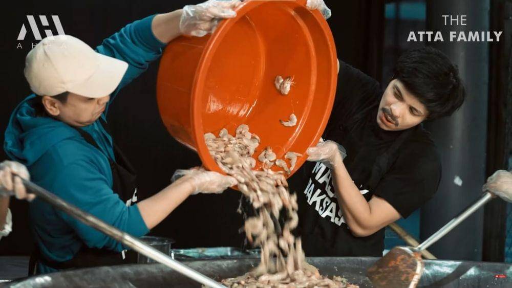 Atta Halilintar, Aurel Hermansyah, Raditya Dika, dan Anissa Azia masak udang (YouTube.com/AH/)