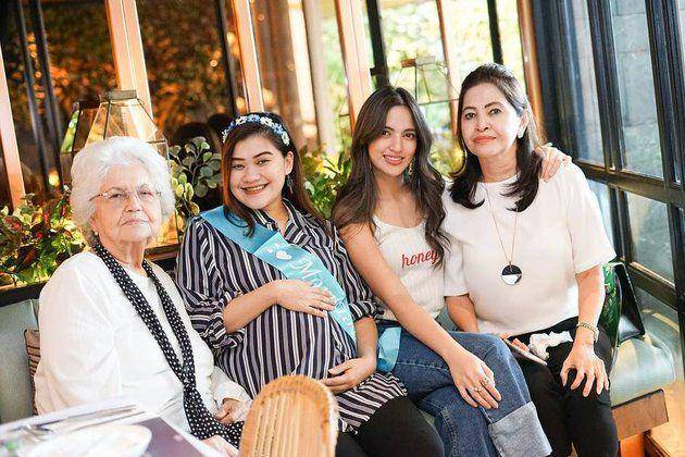 Nia Ramadhani dan nenek (instagram.com/ramadhaniabakrie)
