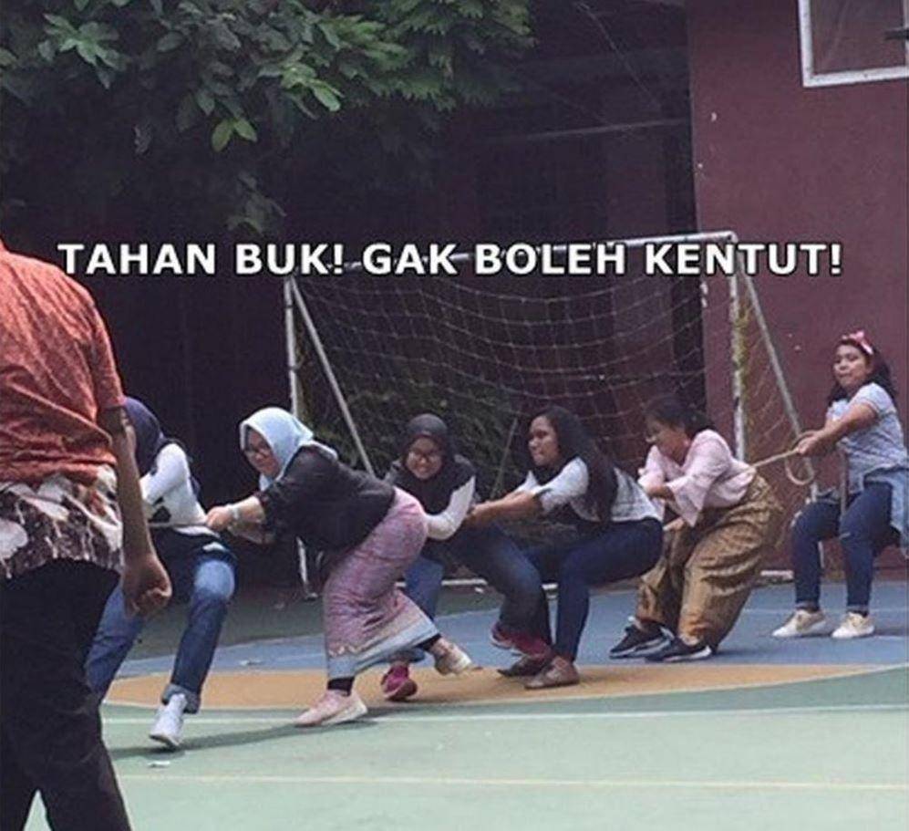 meme lomba tarik tambang (twitter.com/garet407)