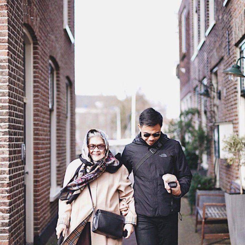 Ditto Percussion dan nenek (instagram.com/dittopercussion)