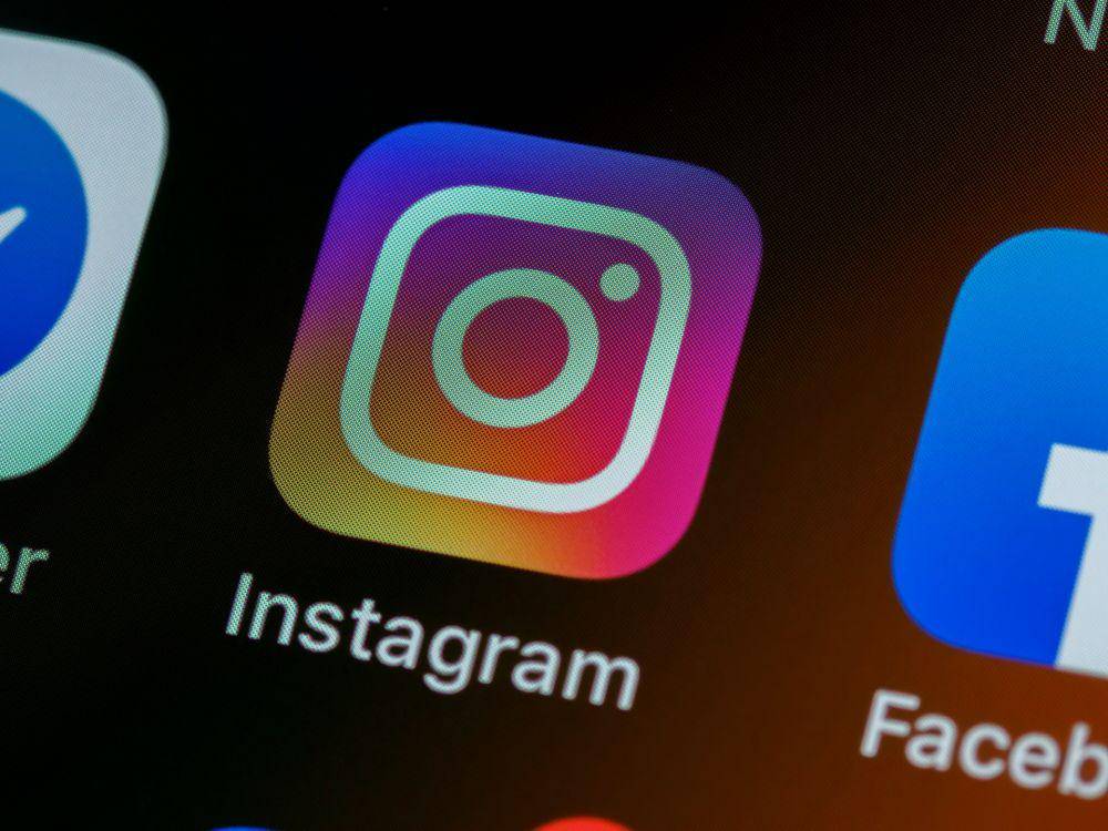 ilustrasi aplikasi Instagram yang terpasang di HP (unsplash.com/Brett Jordan)