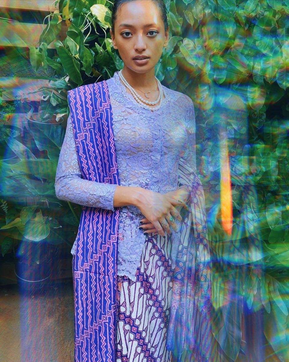 Kebaya ungu (instagram.com/asmaraabigail)