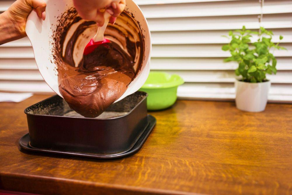 ilustrasi menuangkan adonan brownies ke loyang (freepik.com/freepik)