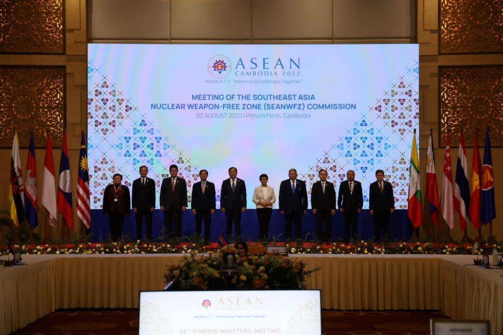 Pertemuan Menlu ASEAN dengan SEANWFZ di AMM 2022. (dok. Kemlu RI)