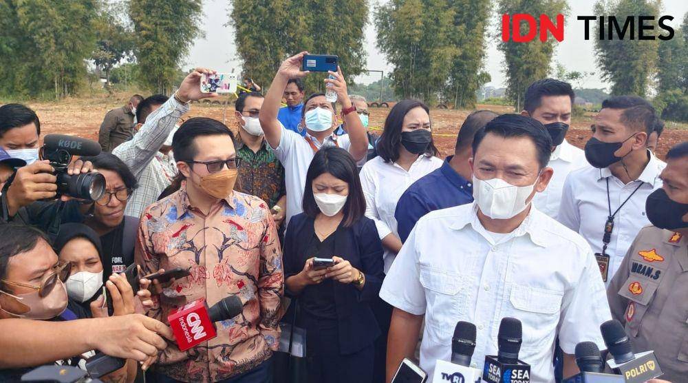 Dirkrimsus Polda Metro Jaya, Kombes Auliansyah Lubis saat memberikan keterangan di lokasi penemuan dugaan Banpres di Kampung Serab, Kecamatan Sukmajaya, Kota Depok. (IDNTimes/Dicky)