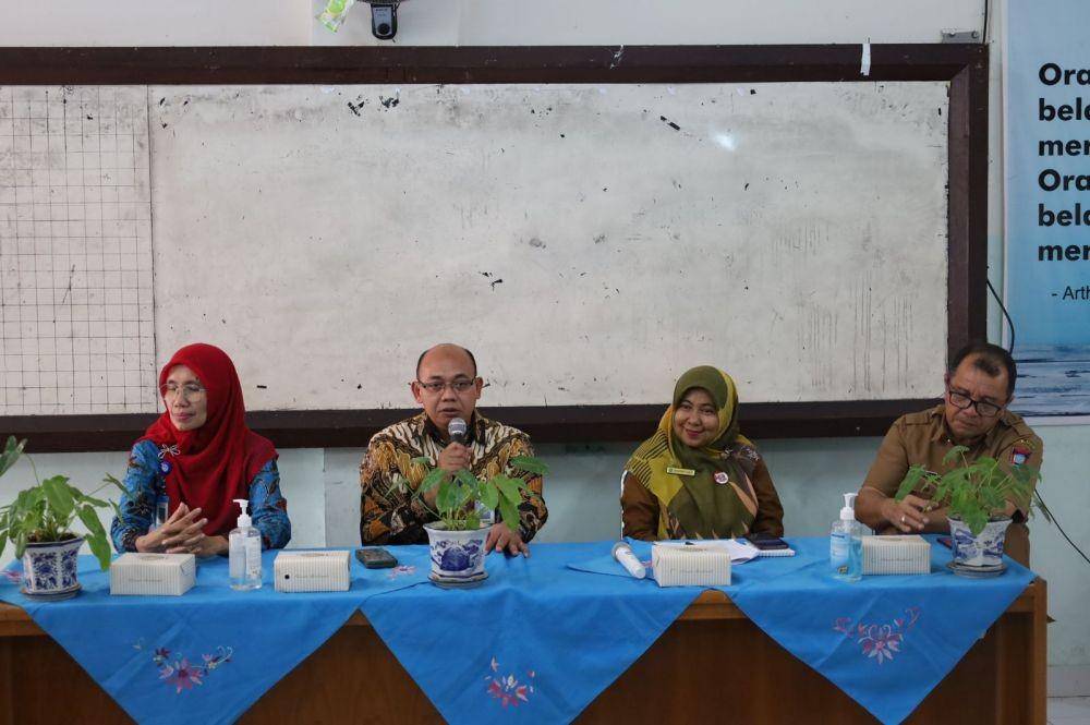 Badan Standar, Kurikulum, dan Asesmen Pendidikan (BSKAP) Kementerian Pendidikan, Kebudayaan, Riset, dan Teknologi (Kemendikbudristek) mengunjungi SMP Negeri 7 Padang terkait implementasi Kurikulum Merdeka di SMPN 7 Padang, Selasa (2/8). (Dok. Kemendikbudristek)