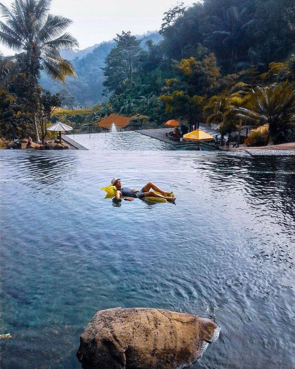 Taman Batu Purwakarta (instagram.com/rbihsan)