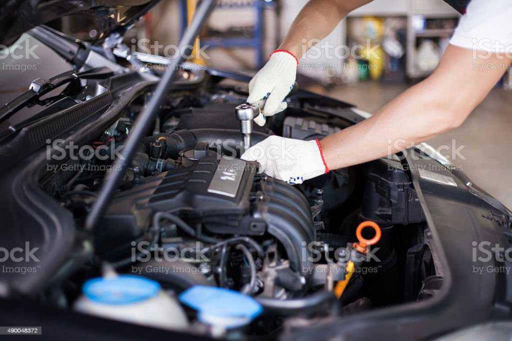 ilustrasi mekanik bengkel mobil (istockphoto.com/takoburito)