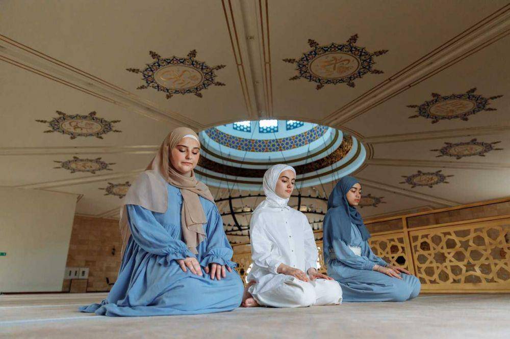ilustrasi para wanita yang sedang sholat (pexels.com/Thirdman)