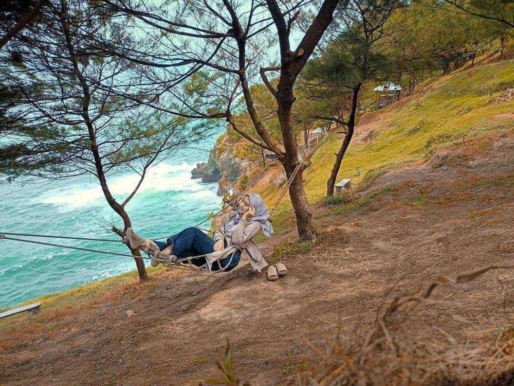 Pantai Lampon (instagram.com/dewirakhma.m)